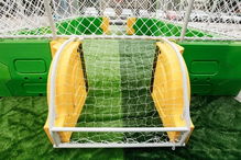 火辣辣的重慶教育裝備展 嘩啦啦的恰好時校園智能足球場