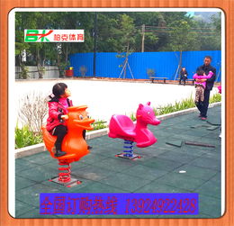 拼接戶外地膠與彩色軟體地鋪 專業(yè)體育場地鋪裝的理想選擇